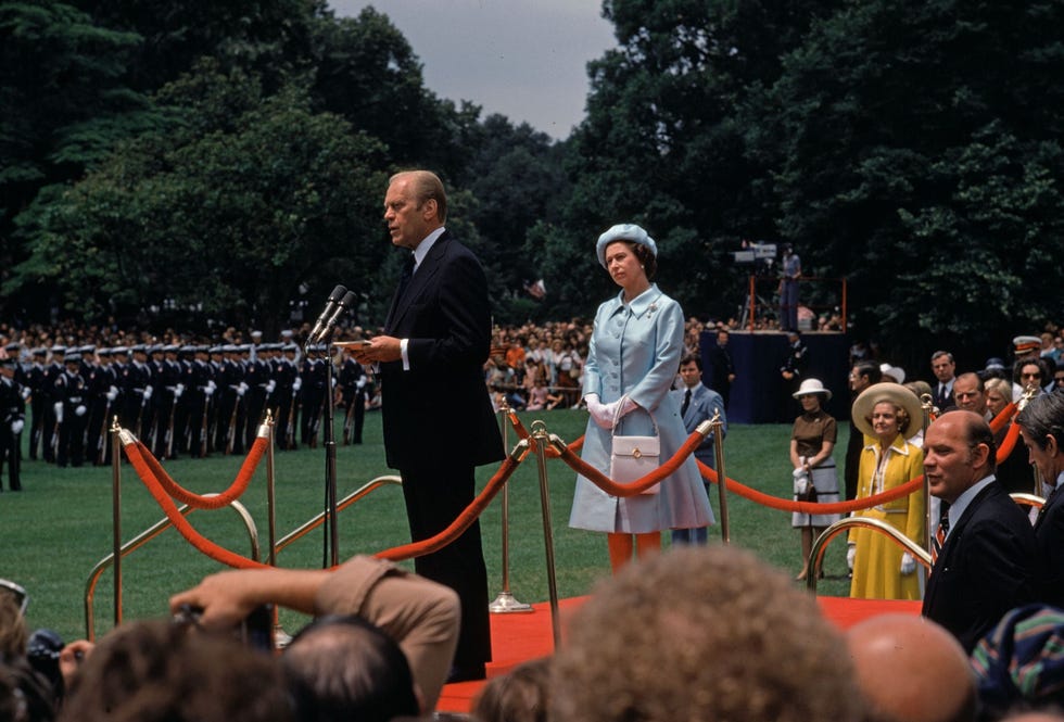 Queen and President Ford Met koningin Elizabeth II naast hem spreekt president Gerald Ford genodigden voor het Witte Huis toe De president en de first lady boden de koningin en prins Philip op 7 juli 1976 een galadiner aan Het bezoek van de Queen maakte deel uit van de vieringen van de Bicentennial de 200jarige herdenking van de Amerikaanse Onafhankelijkheidsverklaring
