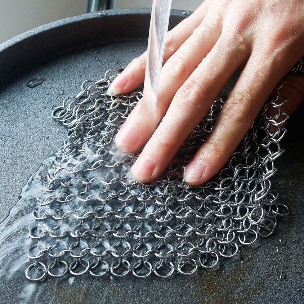 Cast Iron Skillet Cleaner, 316 Stainless Steel Chainmail Scrubber with  Handle, Chain Mail Scrubber Cast Iron for Cleaning Cast Iron Skillets, Pans,Griddles,  Frying Pans, Cast Iron Cookware Red