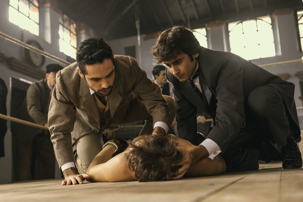 Comfort, Interaction, Sitting, Blazer, Suit trousers, Conversation, White-collar worker, Collaboration, Scene, Acting, 