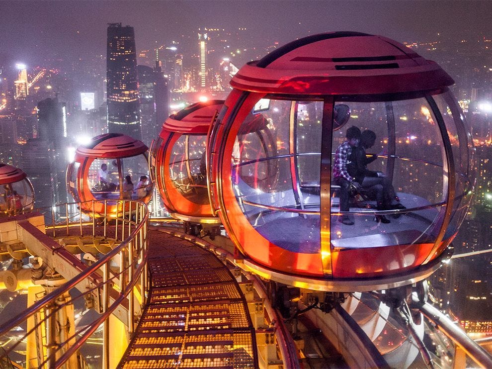 In China kijken draaiende bolle bovenop de Canton Tower in Guangzhou uit over een van de dichtstbevolkte steden ter wereld