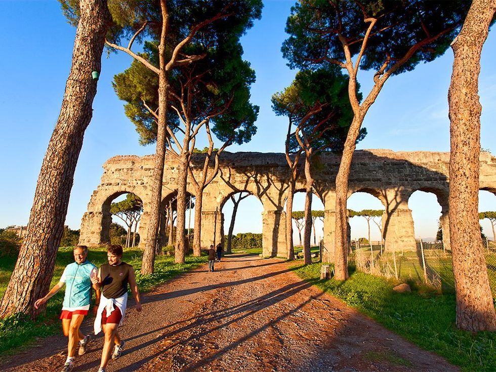 Het Parco degli Acquedotti in Rome overbrugt oud en modern