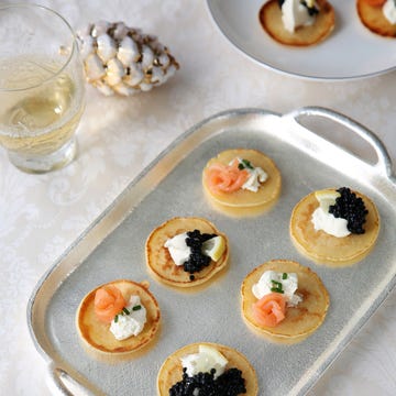 Blinis de caviar y salmón blinis de caviar y salmón