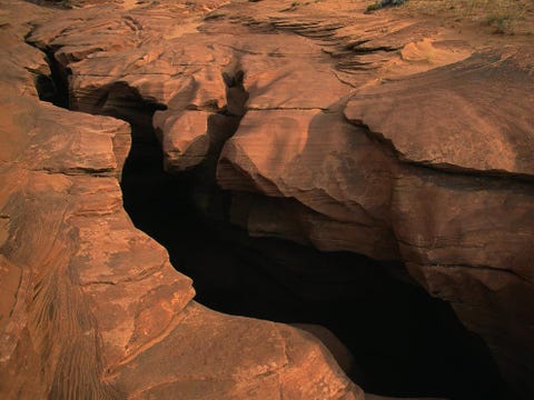 Een gleufcanyon doorsnijdt de Sonorawoestijn in Arizona Langs de grens van deze staat met Utah zijn talloze van dit soort korte en ongebruikelijk smalle canyons te vinden die soms tientallen meters diep zijn Een bijzondere combinatie van neerslag en geografische kenmerken is nodig om het ontstaan van een gleufcanyon mogelijk te maken Hun vorming is te danken aan regen en smeltwater dat gedurende millennia de rode rotsbodem van de streek heeft uitgeschuurd