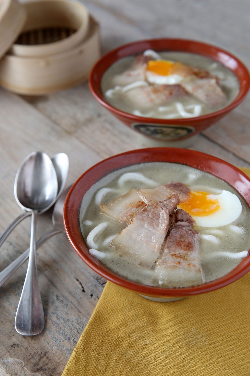 ramen con panceta y huevo
