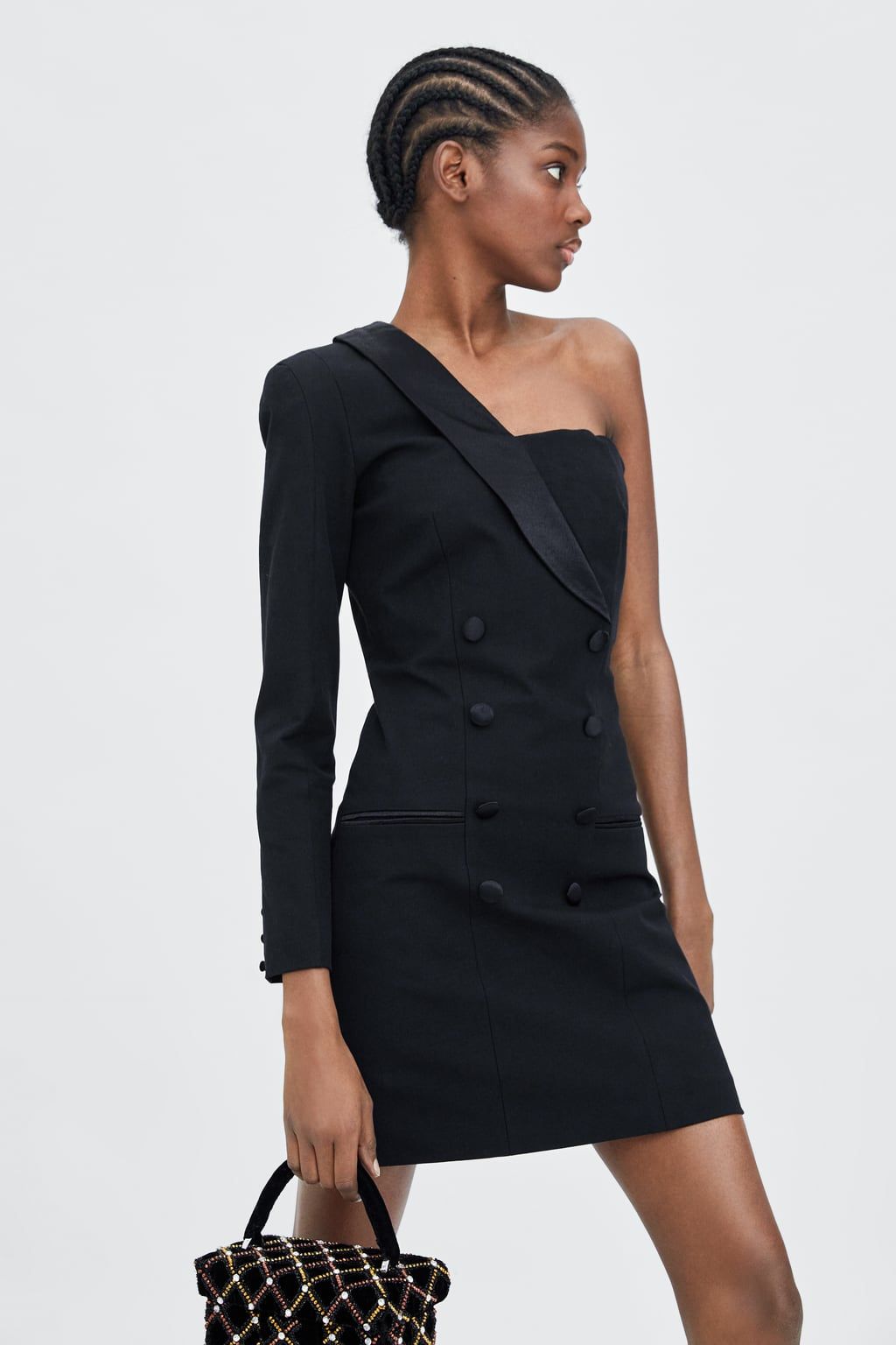 Zara tiene el vestido negro ideal (por menos de 30 euros) para lucir estas fiestas - El LBD perfecto en Zara
