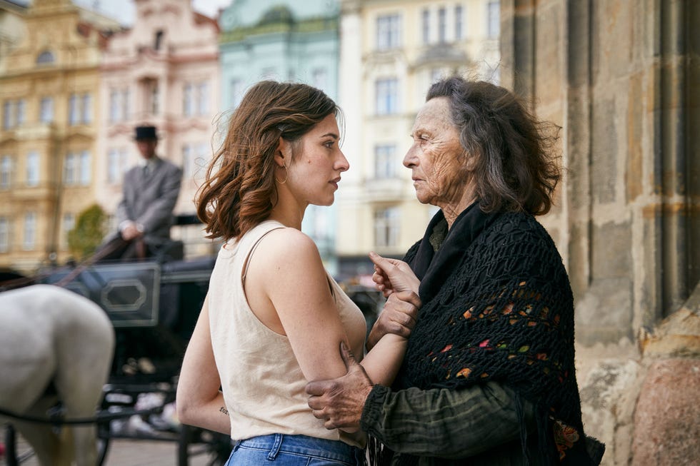 die junge journalistin norah richter (deleila piasko, l.) startet in wien einen neuanfang, als ihr die bettlerin dorothea lechner (elisabeth rath, r.) prophezeit, am 13. august am prater einen mann zu tˆten.