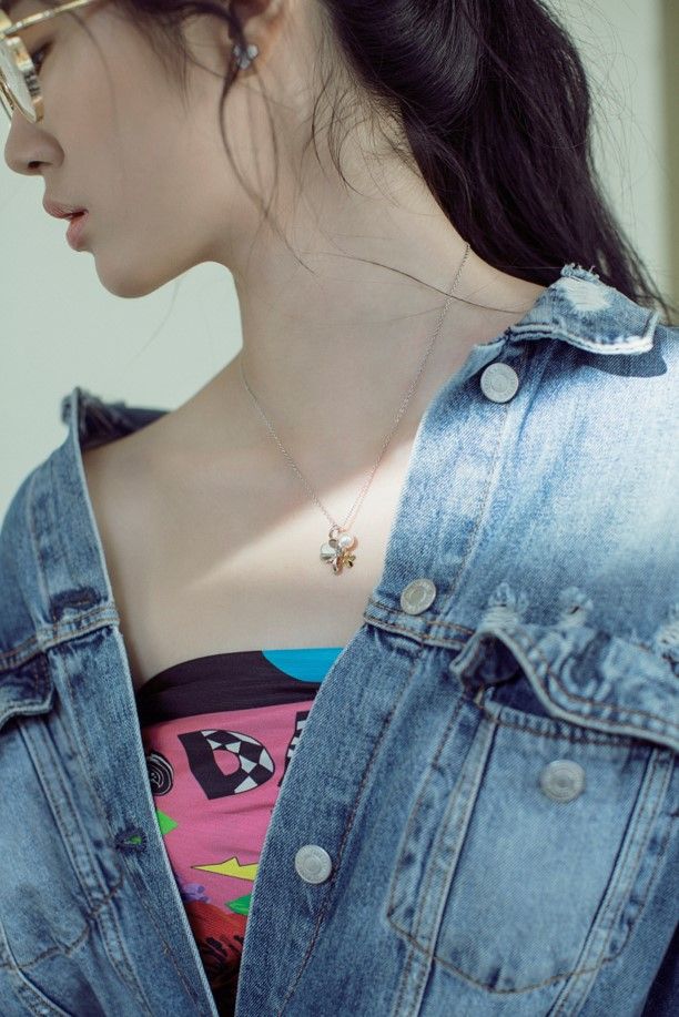 Denim, Hair, Jeans, Clothing, Shoulder, Beauty, Hairstyle, Textile, Pink, Lip, 