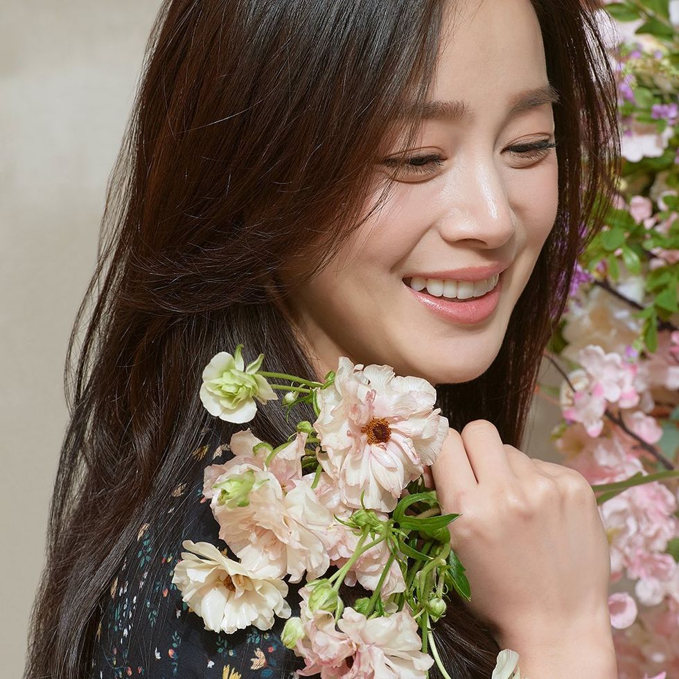 Hair, Skin, Flower, Beauty, Flower Arranging, Hairstyle, Smile, Floral design, Spring, Plant, 