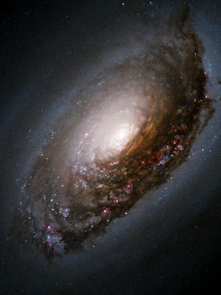 Het Zwarte Oogstelsel dankt zijn bijnaam aan de stofbaan die voor het heldere centrum van het stelsel ligt Deze stofbaan absorbeert licht De meer formele naam van het Zwarte Oogstelsel is Messier 64 Men gaat ervan uit dat het stelsel zijn sinistere aanblik heeft gekregen dankzij een botsing met een ander sterrenstelsel misschien wel een miljard jaar geleden Deze afbeelding is gemaakt met de Hubbleruimtetelescoop