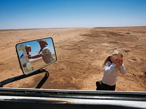 Op de boerderij van veehouder Simon Booth in het zuidoosten van Australi graasden ooit 250 runderen Maar toen fotograaf Amy Toensing in 2008 bij hem kwam werd de regio geteisterd door de meest desastreuze droogte sinds het begin van de metingen Daardoor zagen talloze boeren zoals Booth zich gedwongen om hun vee te verkopen Het gebied vielals een van de eerste ten prooi aan het veranderende klimaat waardoor rivieren opdroogden oogsten mislukten en dorpen met elkaar concurreerden in de strijd om water
