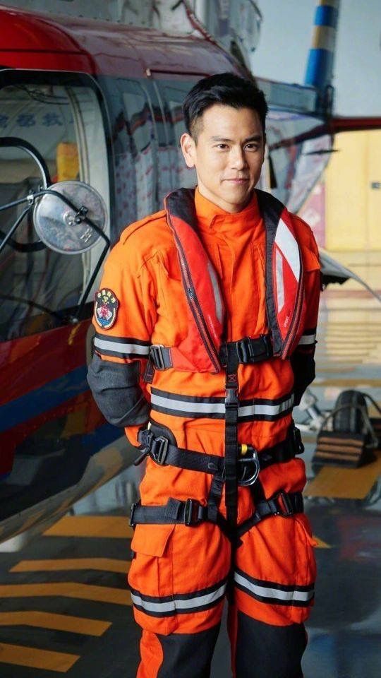 Personal protective equipment, Rescuer, Firefighter, Workwear, Rescue, Lifejacket, Lifejacket, High-visibility clothing, 