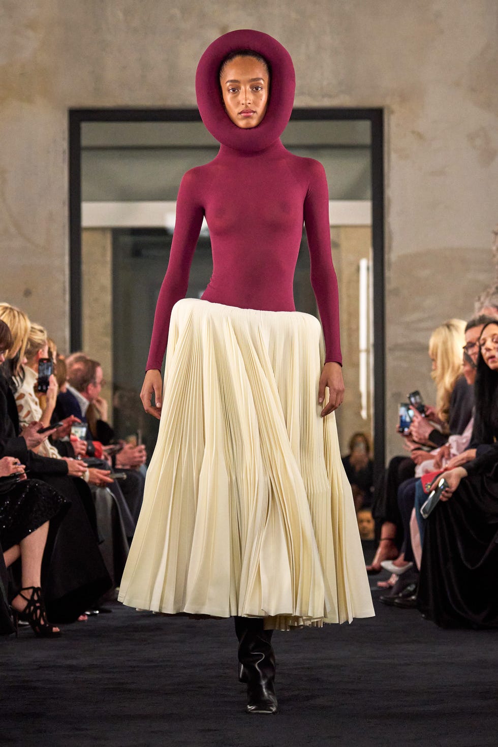 Un modèle qui présente la mode avant-gardiste sur la piste.