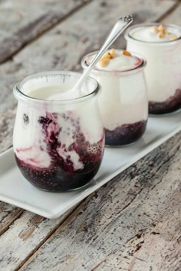 Yogur con chía, frutos rojos y piñones