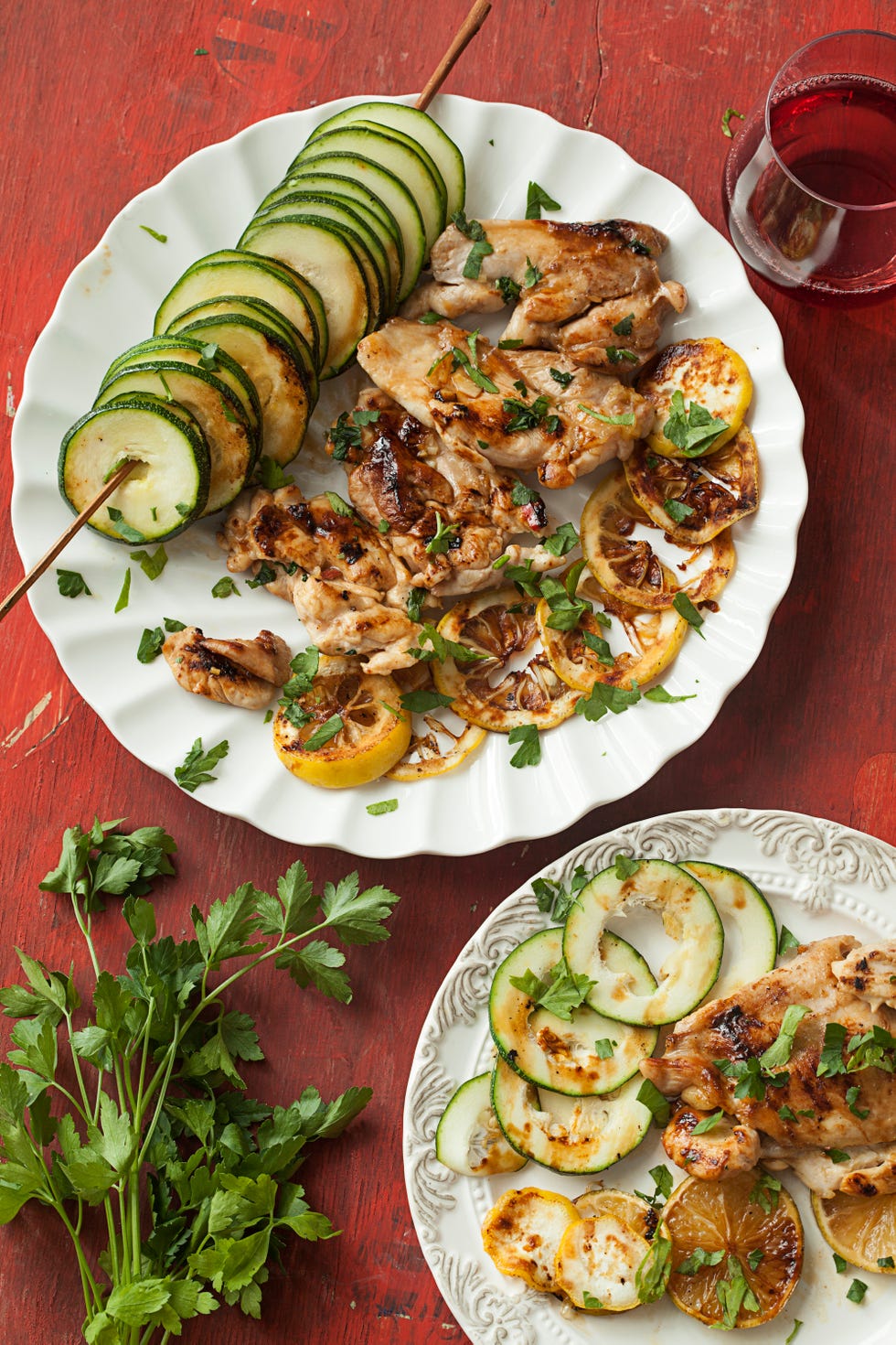 brochetas de calabacín, pollo y limón