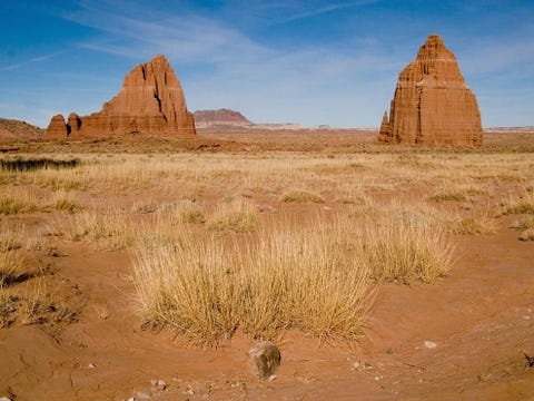 In het Capitol Reef National Park in Utah torenen deze zuilen van zandsteen die als Tempel van de Zon en Tempel van de Maan worden aangeduid hoog boven de woestijn uit De formaties werden uitgesleten uit zandsteen dat hier 160 miljoen jaar geleden in het tijdperk van de Jura werd afgezet