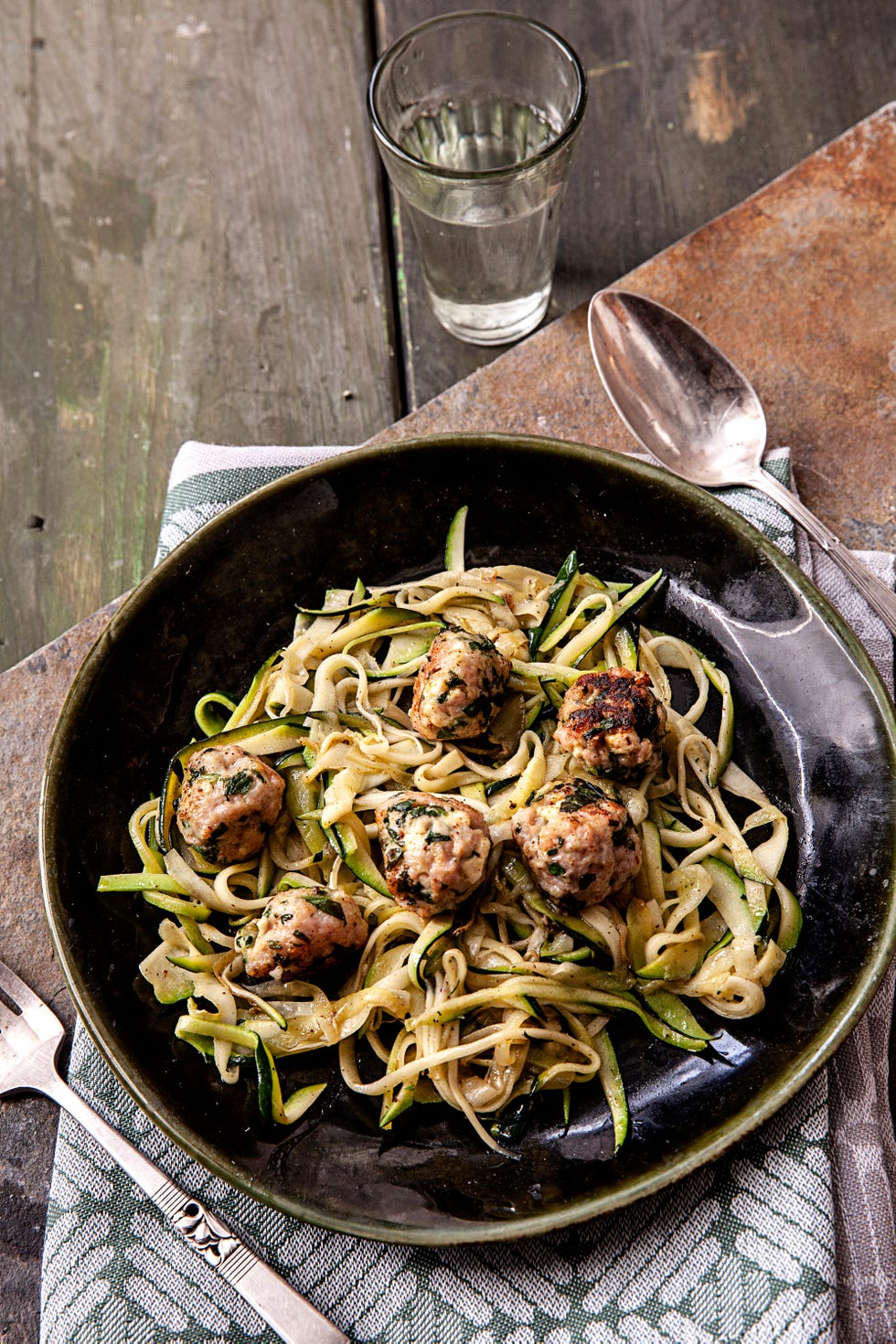 noodles de calabacín con albóndigas de pollo y queso feta