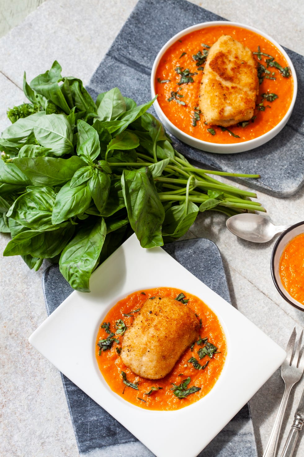 pollo empanado con salsa de tomate