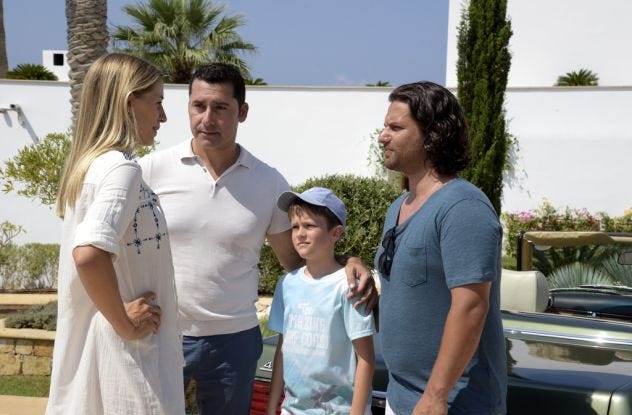 Annika Blendl, Adam Bousdoukosk, Orhan Kilic y Leon de Greiff en la película Verano en chipre (Ein Sommer auf Zypern)