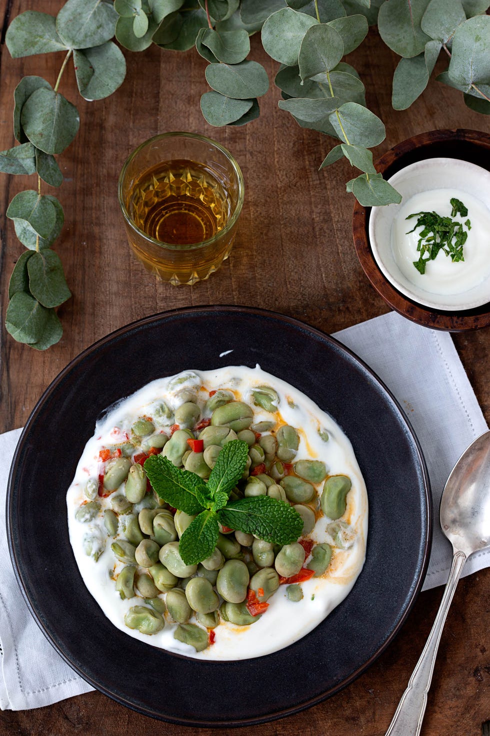 recetas de verduras habas con yogur y mantequilla de chile rojo