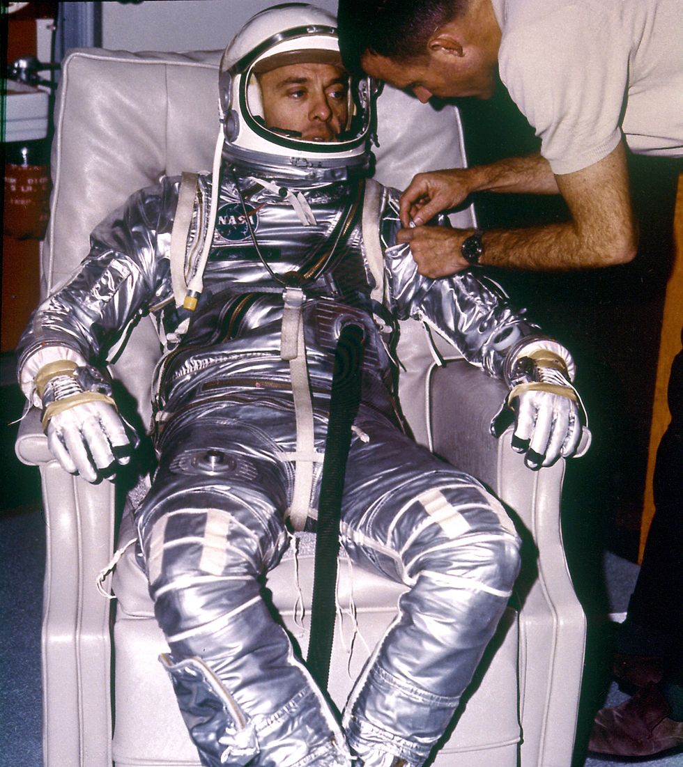Alan Shepard krijgt hulp bij het aantrekken van zijn pak bij de lancering van MR3 Freedom 7 op 5 mei 1961 Zijn vlucht zou slechts een kwartier duren maar Shepard moest acht uur lang op het landingsplatform wachten met zijn pak aan Door zijn ongelukje ontstond er kortsluiting in het systeem dat zijn medische gegevens bijhield