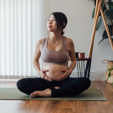 een zwangere vrouw doet yoga