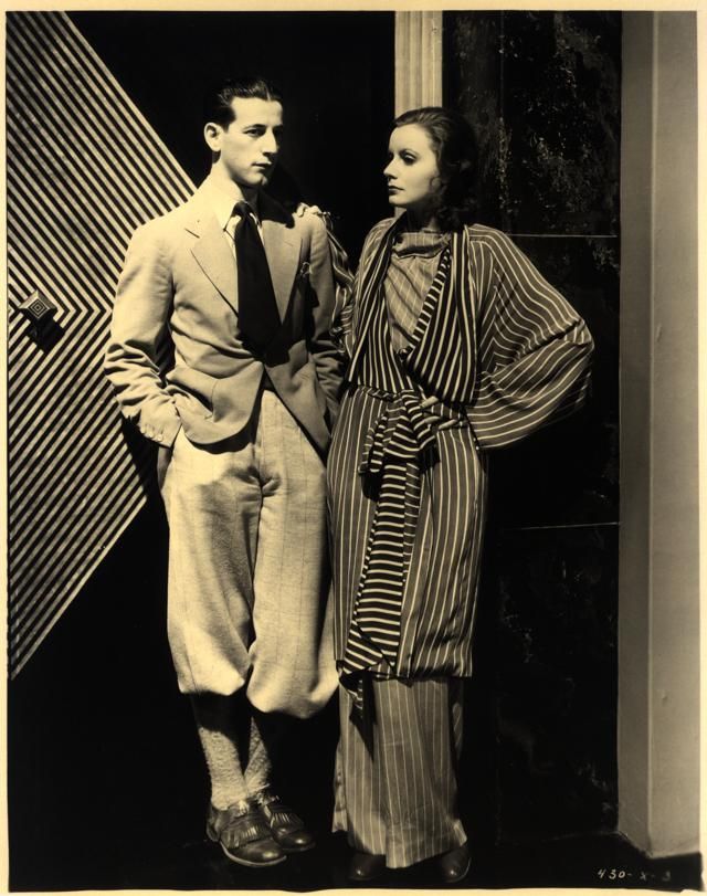 ​Greta Garbo con il costumista Adrian.