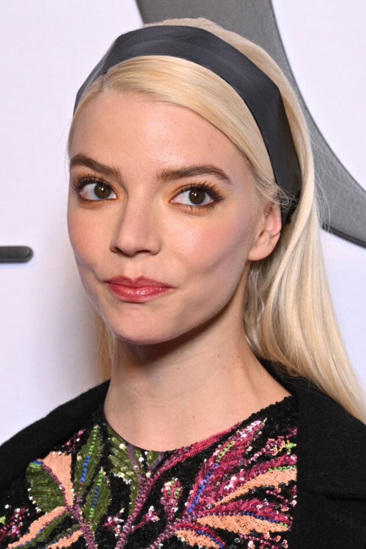 ヘアアレンジはパリジェンヌ風“リトルブラックヘッドバンド”で