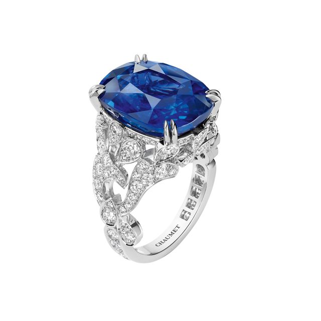 chaumet soir de fete 18k白金戒指，鑲嵌約17克拉的枕型切割藍寶石，以及明亮式切割鑽石。