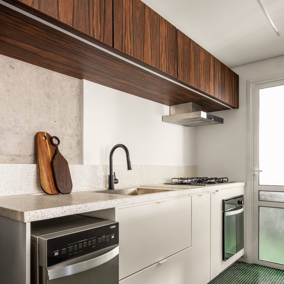 apartamento de 92 metros convertido en un hogar funcional con curvas, ceramica y una cocina suspendida