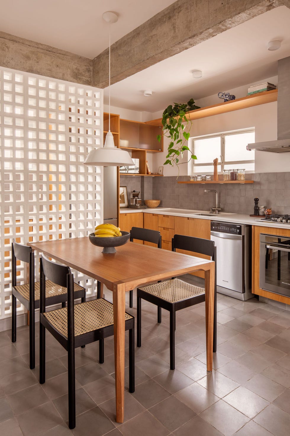 celosias en la cocina y una puerta roja, la reforma de este apartamento conecta funcionalidad y diseno