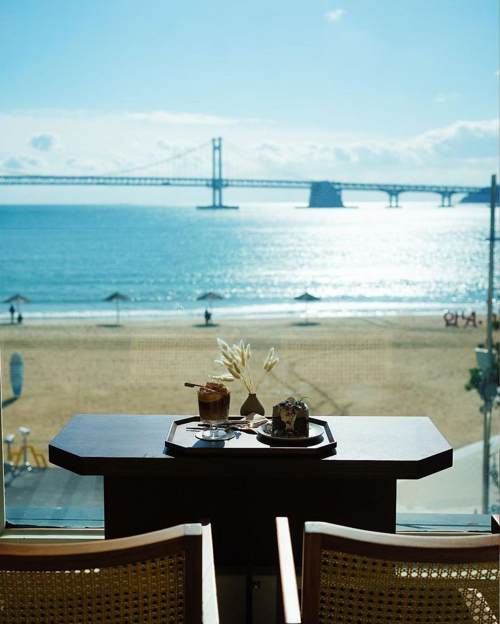 2023釜山熱門打卡咖啡廳推薦！絕美夕陽海景配高顏值甜品，宛如私人別墅般的愜意空間不藏私公開