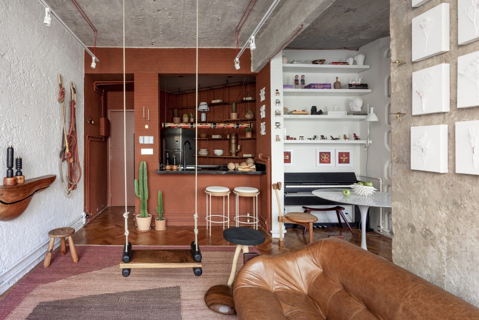 casa de 45 metros es un estudio de arquitectura, un taller creativo y una zona de relax con hamaca, columpio y un bano triangular