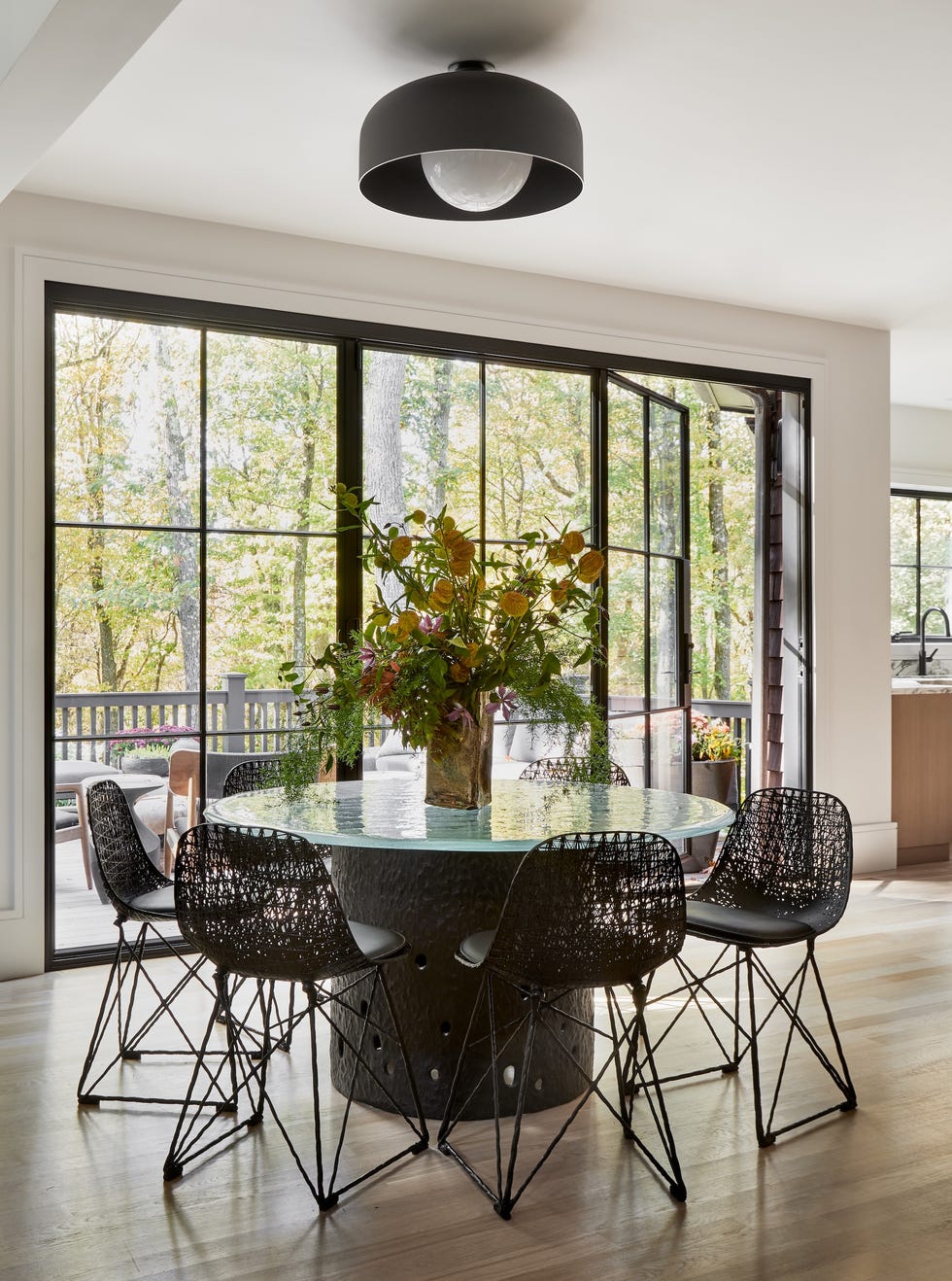 casa familiar con cinco dormitorios y seis banos que se transforma para ganar luz, orden y diseno a medida