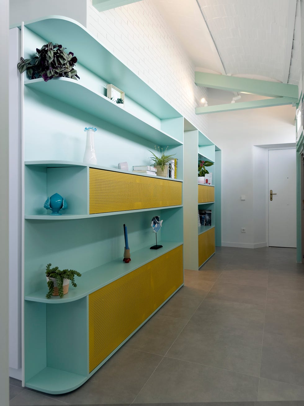 casa jn109 era una casa del madrid de los 70 con techos bajos y poca luz y ahora es un atico luminoso en verde y amarillo