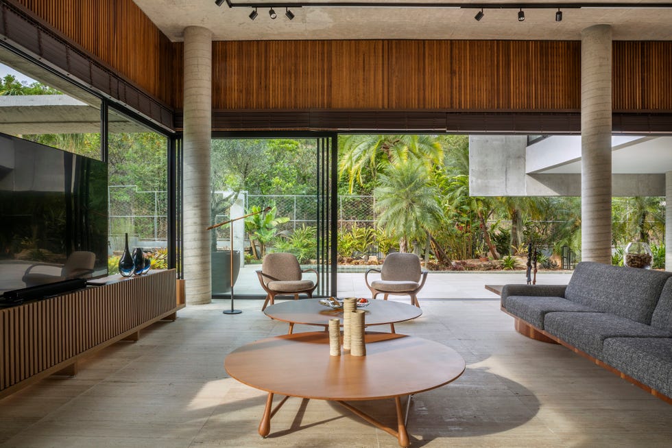 casa de hormigon con piscina que combina estructura brutalista, ventilacion cruzada y diseno tropical a medida