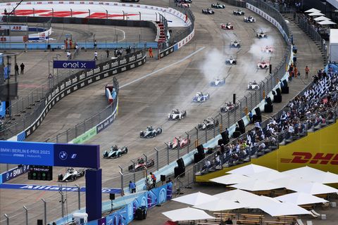 stoffel vandoorne bel, mercedes benz eq, eq silver arrow 02, leads oliver rowland gbr, nissan edams, nissan imo3, mitch evans nzl, jaguar racing, jaguar i type 5, and the rest of the field away for the start