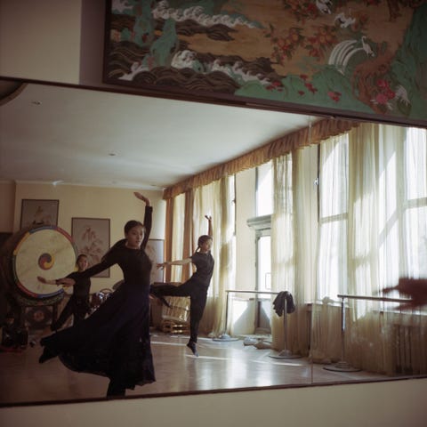 Het Koreaanse Theater van AlmaAta in Kazachstan werd in 1932 opgericht in Vladivostok De opvoeringen stonden onder strikte controle van de regering waarbij slechts tien procent van de toneelstukken naar de Koreaanse cultuur mocht verwijzen De rest van de stukken moest Russisch of SovjetRussisch zijn AlmaAta Kazachstan 2014