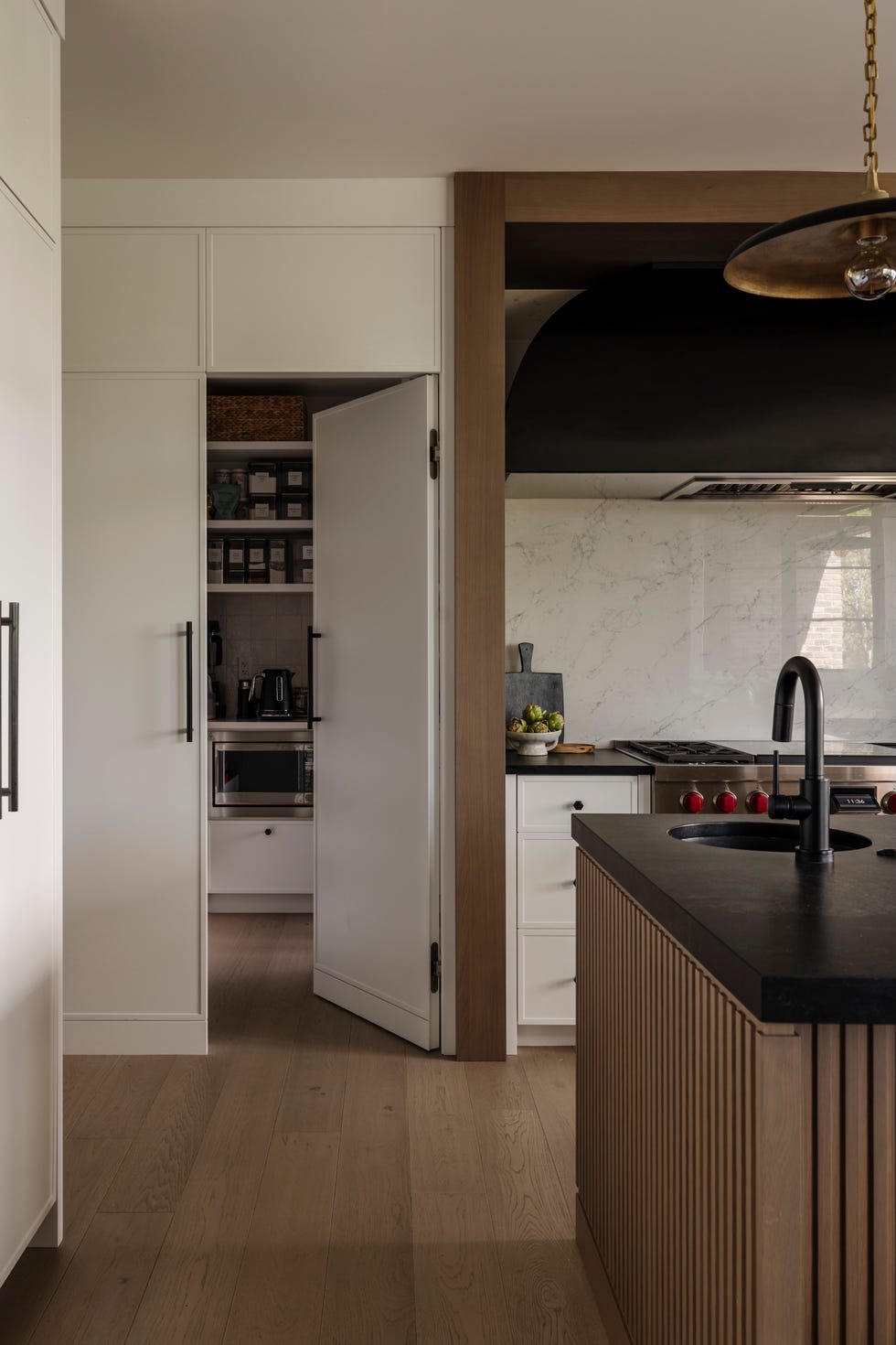 vivienda familiar que combina madera, metales brunidos y diseno a medida para vivir con estilo y funcionalidad