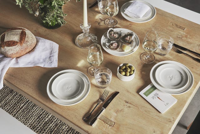 Table, Dishware, Placemat, Tablecloth, Coffee table, Porcelain, Dinnerware set, Plate, Tableware, Textile, 