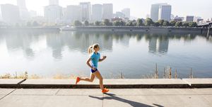 vrouw hardlopen langs water rand stad