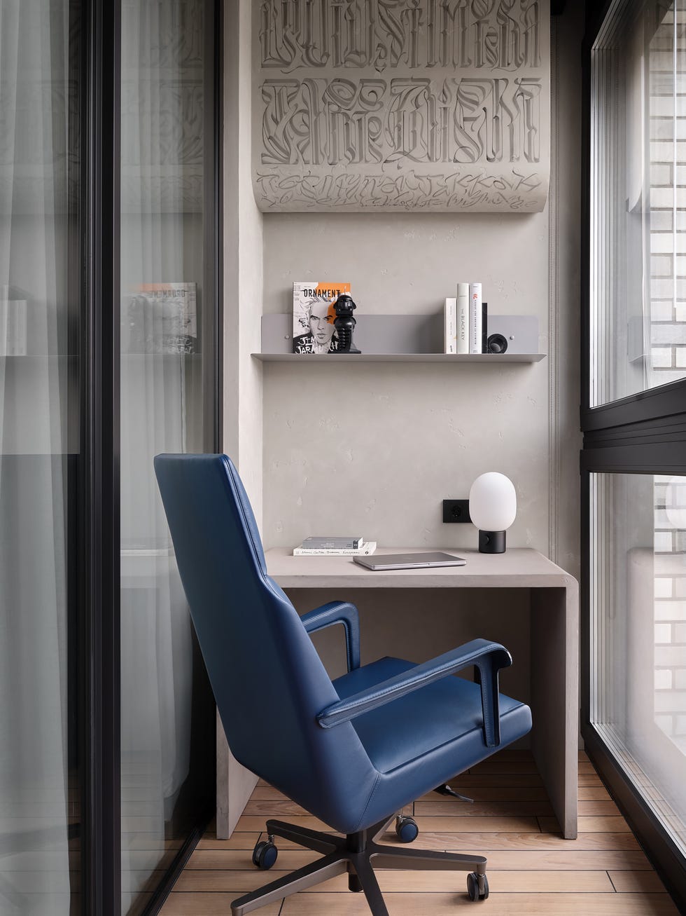 apartamento con isla de cocina escultorica, arte personalizado y soluciones funcionales a medida