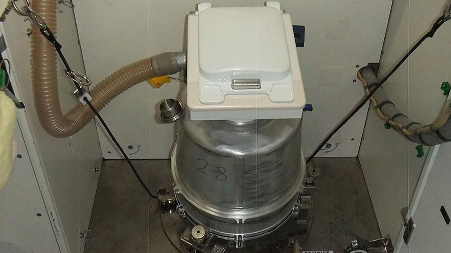 Het Waste and Hygiene Compartment Ontlastings en Hyginecompartiment oftewel het toilet op het ISS
