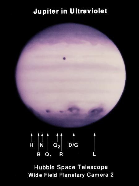 Fragmenten van de komeet PShoemakerLevy 9 sloegen in juli 1994 in op Jupiter en veroorzaakten inslaggebieden die op deze opname in ultraviolet licht zichtbaar zijn De vlekken lijken donker omdat de enorme hoeveelheden stof die in de stratosfeer van de planeet werden gedumpt veel zonlicht absorberen