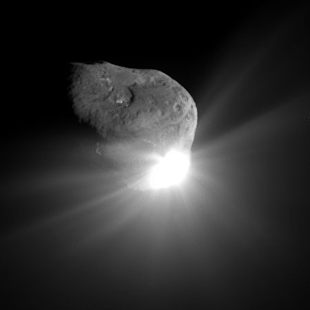 Op deze foto is het opgeworpen materiaal ejecta te zien dat de ruimte in werd geslingerd toen de inslagsonde van het NASAruimtevaartuig Deep Impact op 4 juli 2005 om 0752 uur insloeg op de komeet Tempel De opname werd zestien seconden na de inslag gemaakt door de mediumresolutiecamera aan boord van Deep Impact