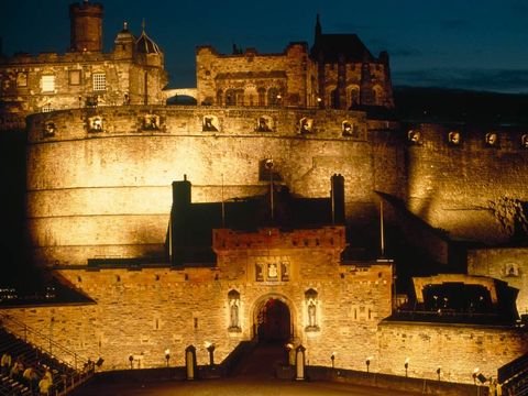 De steile flanken van Castle Rock verrijzen boven de binnenstad van de Schotse hoofdstad Edinburgh De rots diende al rond 850 v Chr als een versterkt toevluchtsoord In de afgelopen duizend jaar heeft er altijd een kasteel op de plek van Edinburgh Castle gestaan De dikke muren van het kasteel hebben centraal gestaan in elk belangrijk conflict in de Schotse geschiedenis