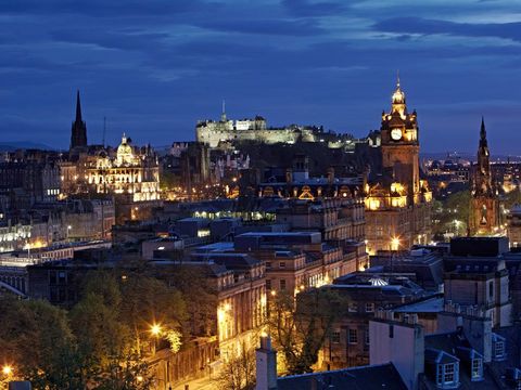De lichten van de Schotse hoofdstad Edinburgh stralen in de avondschemering Het merendeel van de vijf miljoen Schotten woont in de Laaglanden waar ook de steden Edinburgh en Glasgow liggen