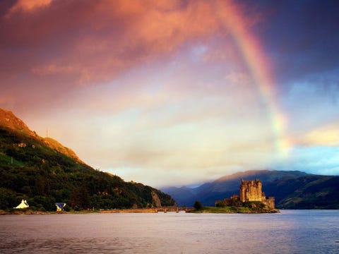 Het kasteel van Eilean Donan wordt beschouwd als een van de meest gefotografeerde plekken in Schotland De vesting staat op het gelijknamige eilandje op de plek waar drie lochs in het westen van Schotland samenkomen Het eerste kasteel op Eilean Donan was een vroegdertiendeeeuws fort dat bescherming moest bieden tegen binnenvallende Vikingen Het fort werd meerdere keren geplunderd en herbouwd De meest recente verbouwing werd in 1932 voltooid