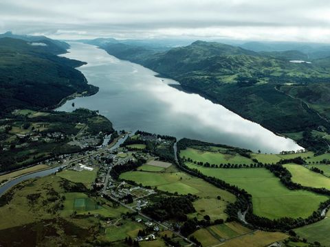 Ruim duizend mensen hebben beweerd dat ze zagen hoe de bolronde rug van een niet nader gedentificeerd monster korte tijd door het spiegelgladde wateroppervlak van Loch Ness brak Dit legendarische meer is het op n na grootste loch van Schotland en is iets kleiner maar dieper dan het zuidelijker gelegen Loch Lomond