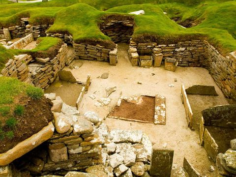 In 1850 werd de archeologie bedeeld met een geschenk van de natuur toen een zware storm de Orkneyeilanden trof en zandduinen wegsloeg waardoor de resten van de nederzetting Skara Brae werden blootgelegd Latere opgravingen onthulden een complex van stenen woningen die onderling waren verbonden door gangen Het complex dat op de Werelderfgoedlijst staat dateert uit een tijd tussen 3200 en 2500 v Chr en wordt beschouwd als het best bewaard gebleven neolithische dorp dat ooit in NoordEuropa is gevonden