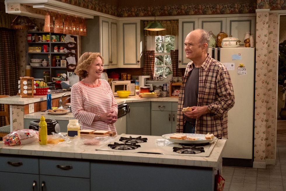 that ‘90s show l to r debra jo rupp as kitty forman, kurtwood smith as red forman in episode 101 of that ‘90s show cr patrick wymorenetflix © 2022